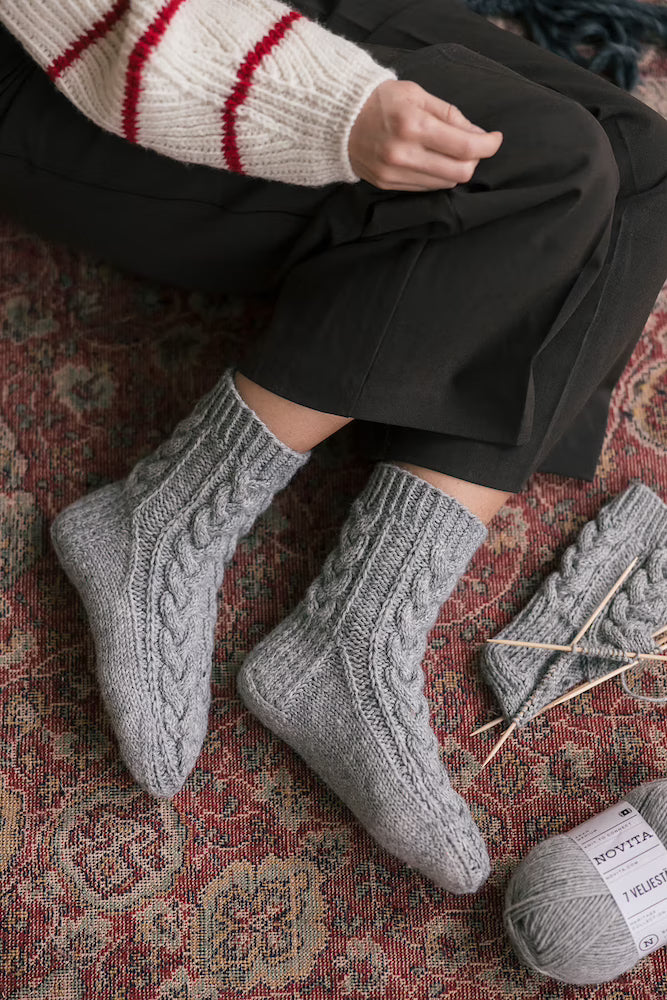 Moorland Socks | warmes Zopfmuster aus 7 Brothers von Novita mit Gratisanleitung