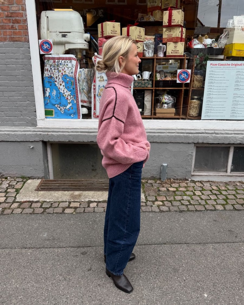 Linea Sweater | warmer Rollkragen und feine Kontrastlinien aus Atlas von Sandnes Garn