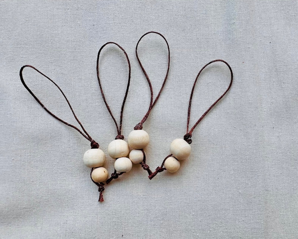 4 Holzmaschenmarkierer DIY auf grauem Grund