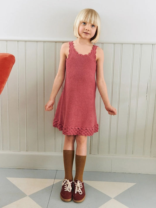 Robe Roselyn enfants | volants au crochet romantiques de Line par Sandnes Garn