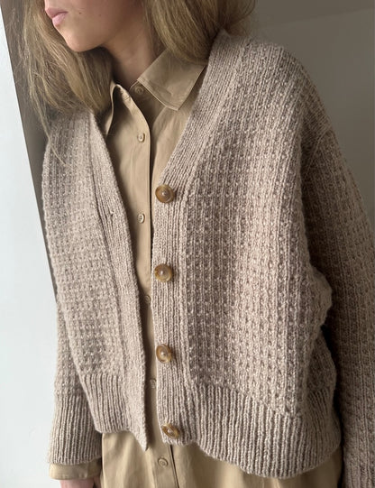 Caia Cardigan | zartes Muster aus Atlas von Sandnes Garn