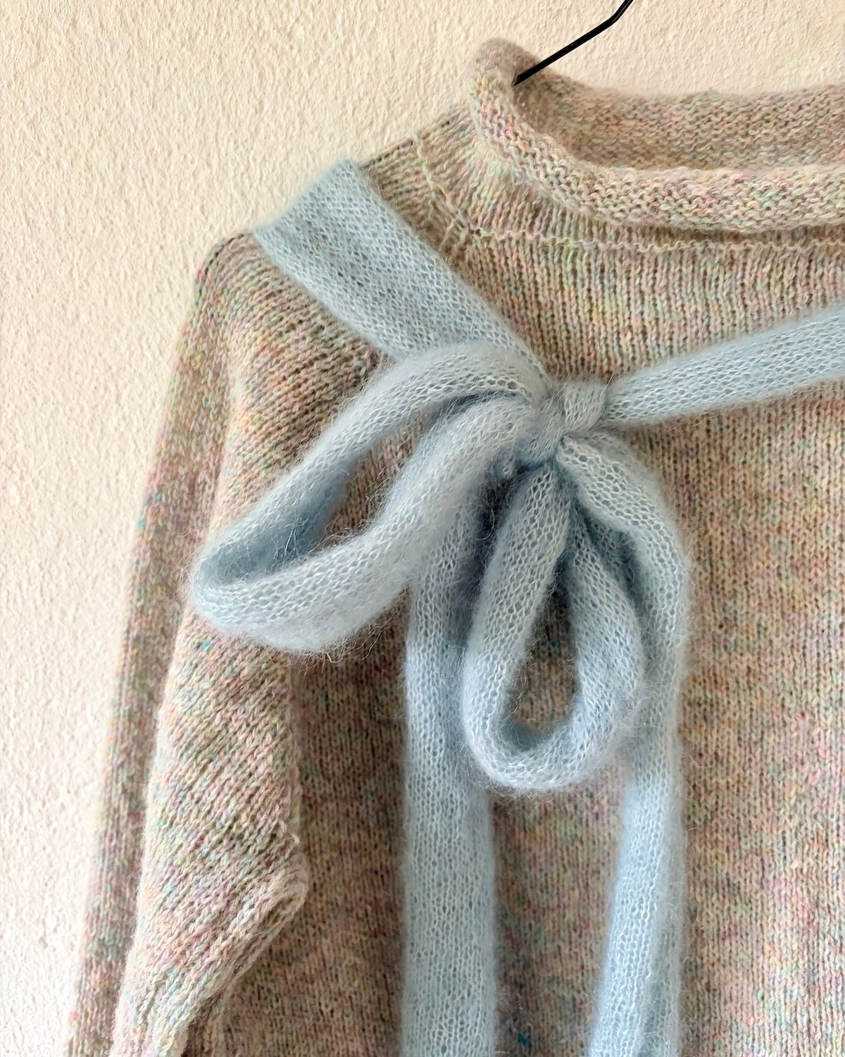 Džemperis ar banti | džemperis ar banti no Le Petit Lambswool un Le Petit Silk & Mohair dzijām, ko ražo Biches & Bûches