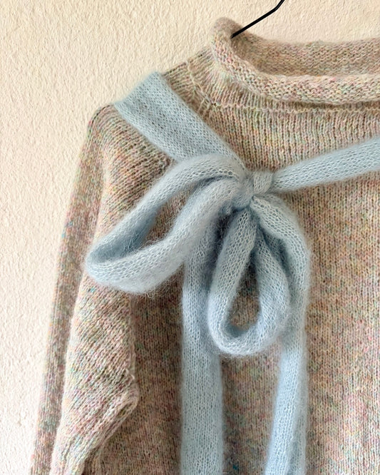 The Bow Sweater | Biches & Bûchesi Le Petit Lambswool’ist ja Le Petit Silk & Mohair’ist valmistatud lehviga pullover