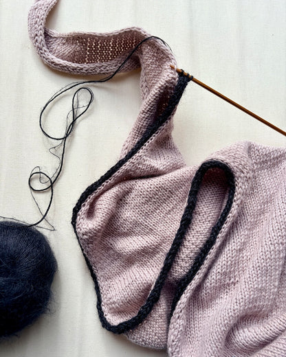 Det enkleste sjal med en lille linje | af Cheeky Merino Joy fra Rosy Green Wool med Pinta og Mohair Bliss fra Pascuali