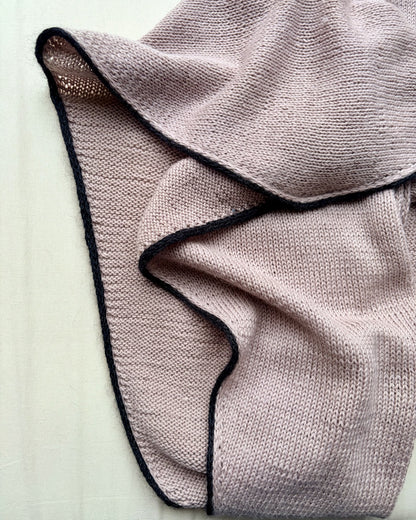 Det enkleste sjal med en lille linje | af Cheeky Merino Joy fra Rosy Green Wool med Pinta og Mohair Bliss fra Pascuali