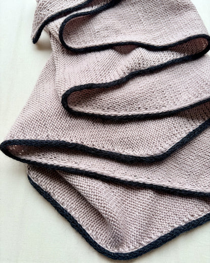 Det enkleste sjal med en lille linje | af Cheeky Merino Joy fra Rosy Green Wool med Pinta og Mohair Bliss fra Pascuali