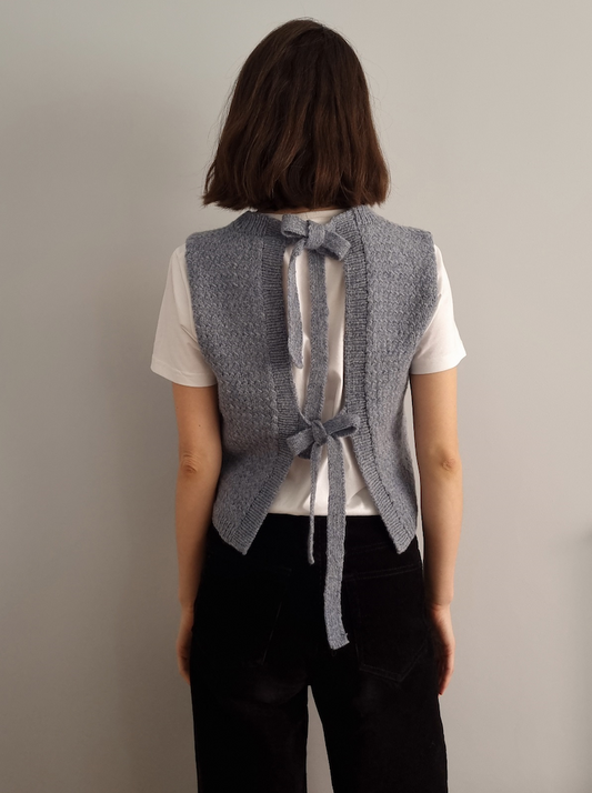 Terra Vest | de jolis rubans en Le Petit Lambswool de Biches & Bûches
