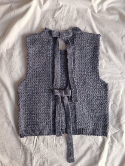 Terra Vest | schöne Schleifen aus Le Petit Lambswool von Biches & Bûches