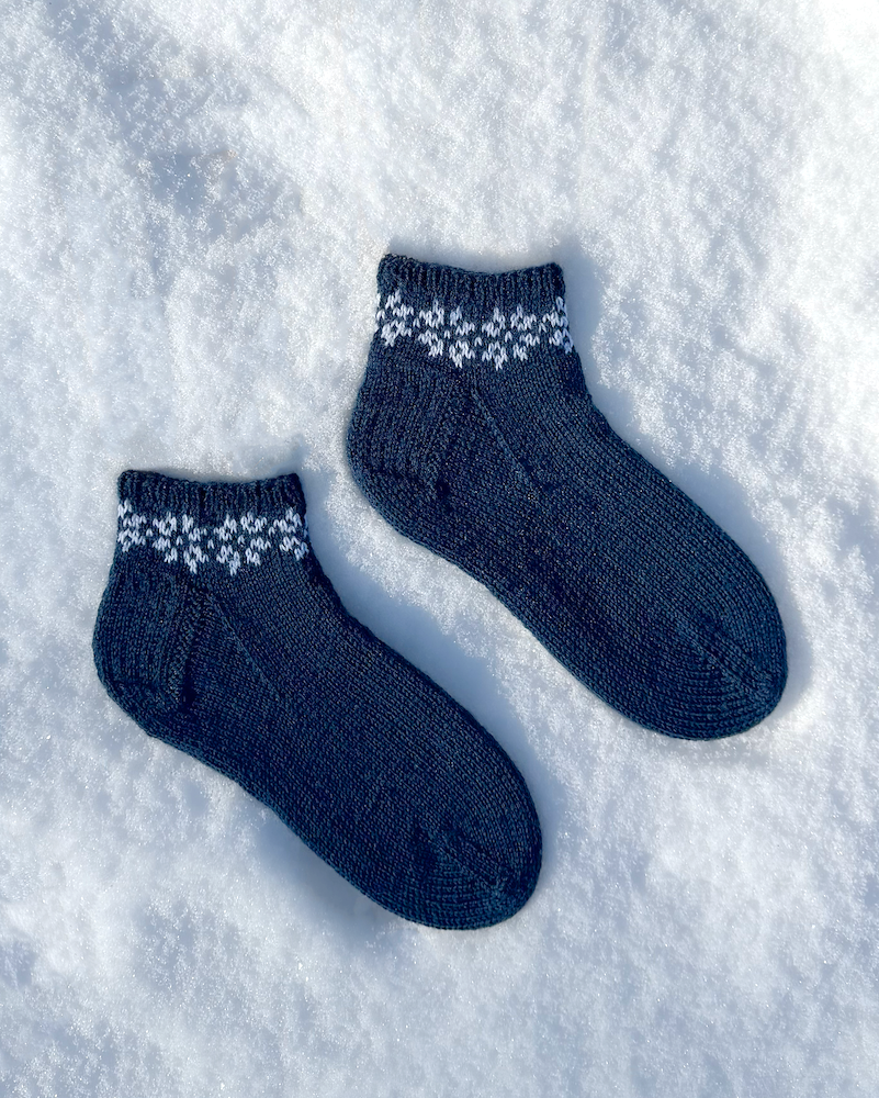January Socks | snowflake pattern from Sisu by Sandnes Garn with free instructions
