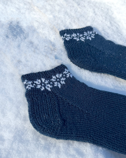 January Socks | snowflake pattern from Sisu by Sandnes Garn with free instructions