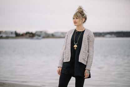 Winters Beach Cardi | robustes Zopfmuster aus Peer Gynt von Sandnes Garn