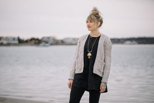 Winters Beach Cardi | robustes Zopfmuster aus Peer Gynt von Sandnes Garn