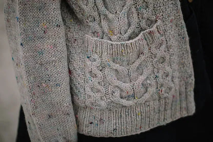 Winters Beach Cardi | robustes Zopfmuster aus Peer Gynt von Sandnes Garn