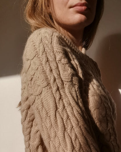 Ann-Kathrin Stoll Cozy Cable Sweater mit Ecopuno und Setasuri von Lana Grossa 4