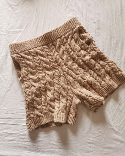 Cozy Cable Shorts von Ann-Kathrin Stoll mit Ecopuno und Setasuri von Lana Grossa 4