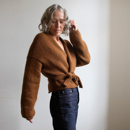 Fold aptinamā jaka | sievišķīga aptinamā jaka no Sandnes Garn Atlas un Tynn Silk Mohair