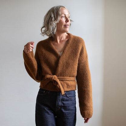 Fold aptinamā jaka | sievišķīga aptinamā jaka no Sandnes Garn Atlas un Tynn Silk Mohair