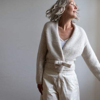 Fold aptinamā jaka | sievišķīga aptinamā jaka no Sandnes Garn Atlas un Tynn Silk Mohair