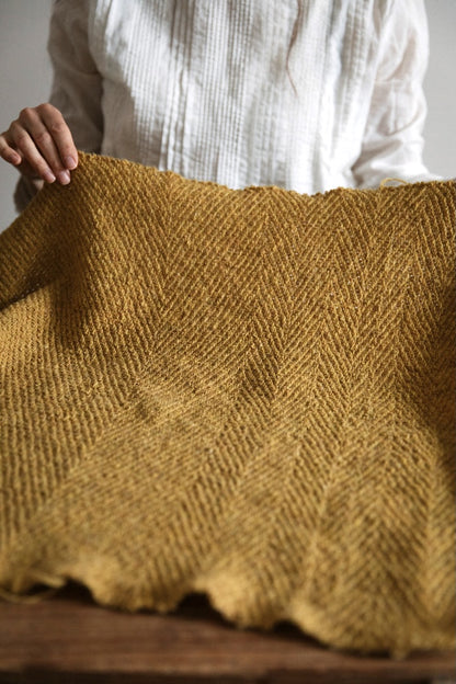 Tørklæde nr. 62 | fint fiskebensmønster i Le Petit Lambswool fra Biches & Bûches