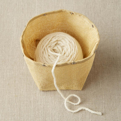 CocoKnits Mesh Projectbag,, geöffnet, Ansicht von oben, mit Knäuel im Korb