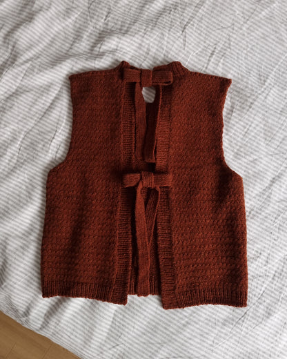 Terra Vest | schöne Schleifen aus Le Petit Lambswool von Biches & Bûches