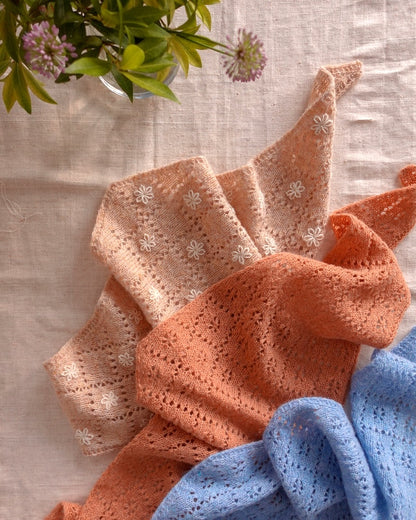 Meadowbright | romantisks ažūra raksts no Le Petit Lambswool dzijas, Biches & Bûches