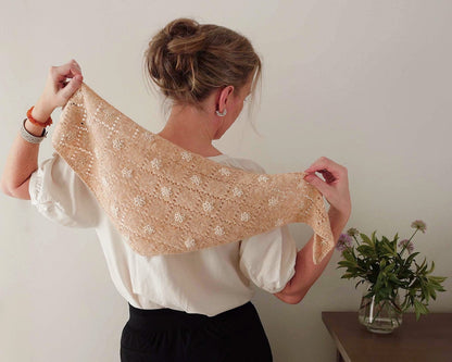 Meadowbright | romantisks ažūra raksts no Le Petit Lambswool dzijas, Biches & Bûches
