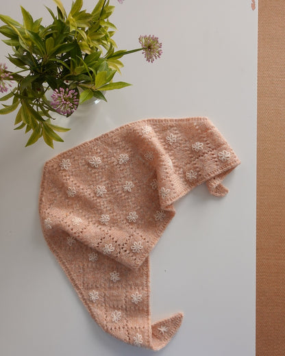 Meadowbright | romantisks ažūra raksts no Le Petit Lambswool dzijas, Biches & Bûches