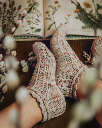 Daisy Lace Socks | zart und romantisch aus Terra von Symfonie Yarns