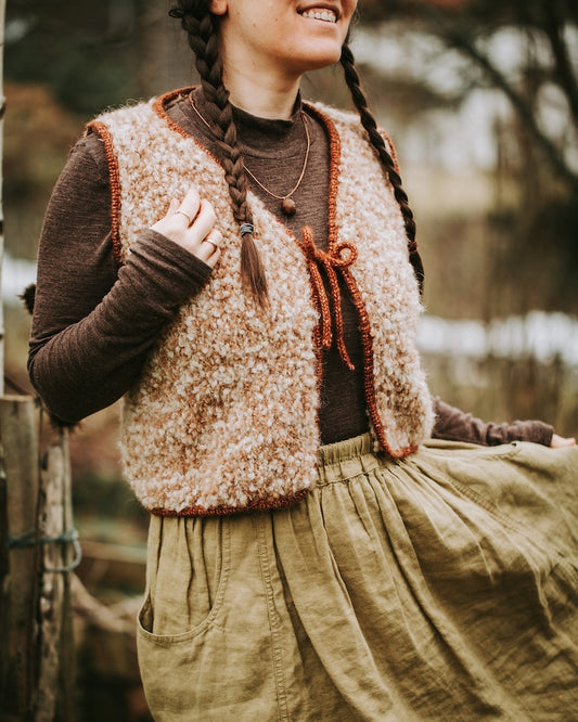 Gilet Mellow Chunky | look superposé décontracté en Teddy Dear et Brisa