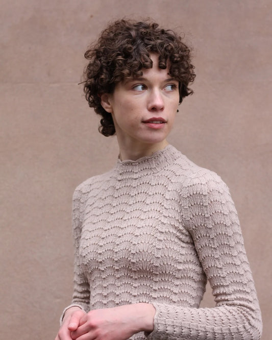 Barbroe Bluse | feminines Spitzenmuster aus feinem Merino von Knitting for Olive