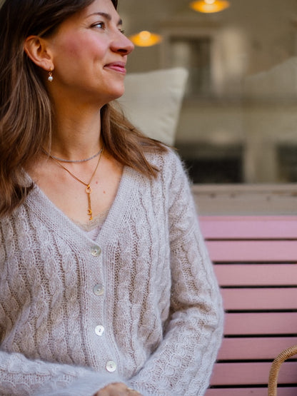 Sophisticable Cardigan | casually elegant cable pattern made of Alpakka Silke and Tynn Silk Mohair by Sandnes Garn