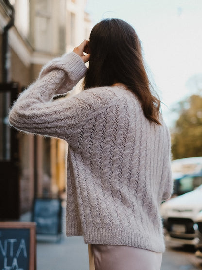 Sophisticable Cardigan | casually elegant cable pattern made of Alpakka Silke and Tynn Silk Mohair by Sandnes Garn