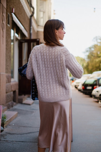 Sophisticable Cardigan | casually elegant cable pattern made of Alpakka Silke and Tynn Silk Mohair by Sandnes Garn