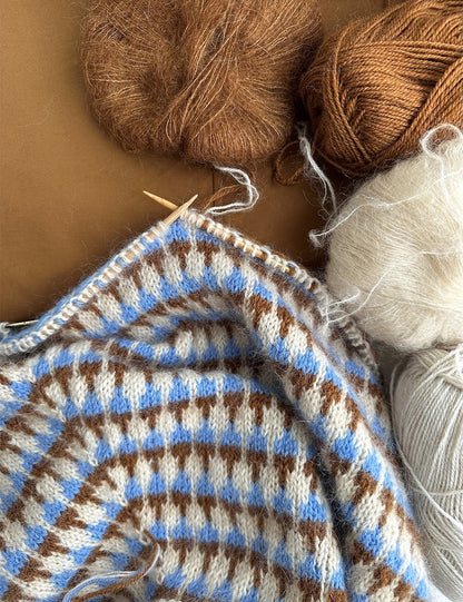 Facet Sweater | kleinteiliges Muster aus Tynn Peer Gynt und Tynn Silk Mohair von Sandnes