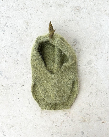 Beate Balaclava Mini | adorable cagoule dinosaure tricotée en Sunday et Tynn Silk Mohair de Sandnes Garn