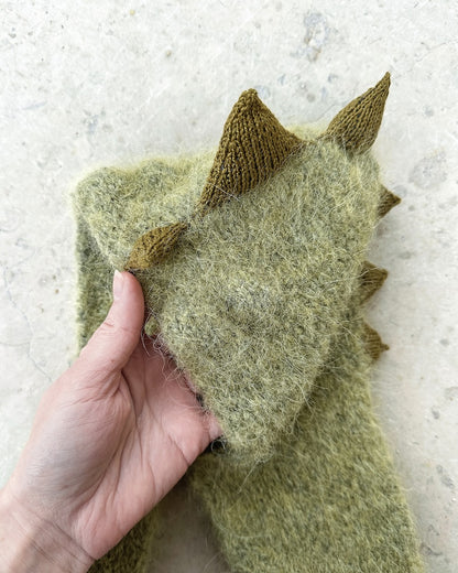 Beate Balaclava Mini | adorable cagoule dinosaure tricotée en Sunday et Tynn Silk Mohair de Sandnes Garn