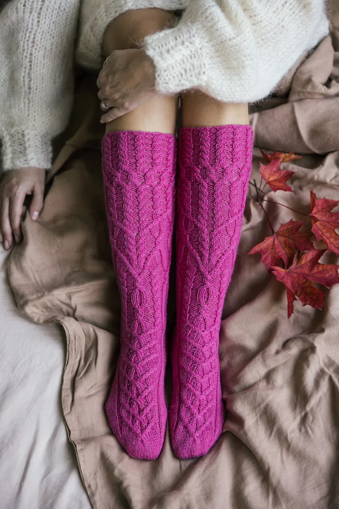 Kukkapolku Socks | Zopfmuster mit Gratisanleitung aus Nalle von Novita