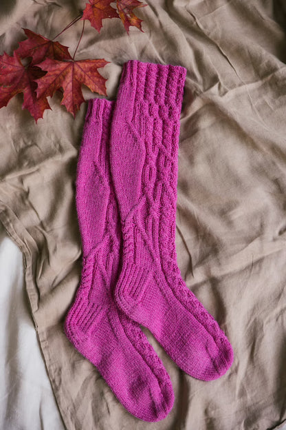 Kukkapolku Socks | Zopfmuster mit Gratisanleitung aus Nalle von Novita