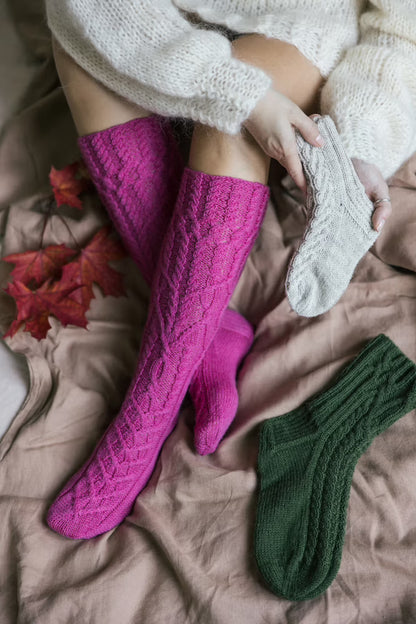 Kukkapolku Socks | Zopfmuster mit Gratisanleitung aus Nalle von Novita