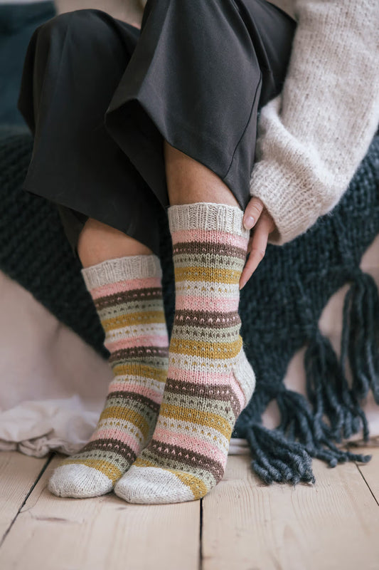 Chaussettes rythmées | avec tutoriel gratuit motif à fines rayures avec Nalle de Novita
