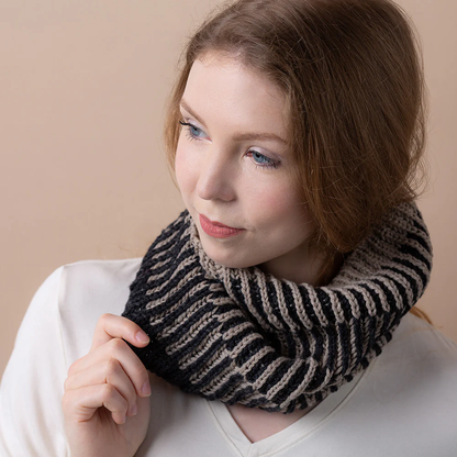 Cowl Desert Shade von Pascuali mit Gratisanleitung aus Camel DK 3