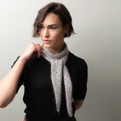 Mini-écharpe Tide Eyelets | fin motif en Arctic Pearl et Mohair Bliss de Pascuali