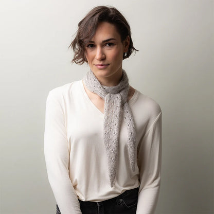 Mini-écharpe Tide Eyelets | fin motif en Arctic Pearl et Mohair Bliss de Pascuali
