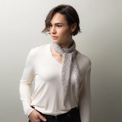 Mini-écharpe Tide Eyelets | fin motif en Arctic Pearl et Mohair Bliss de Pascuali