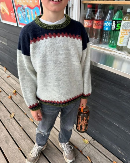 Cross Sweater Kids von PetiteKnit mit Peer Gynt von Sandnes Garn 7