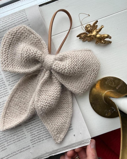 December Bow | bezaubernde Schleife aus Sunday von Sandnes Garn