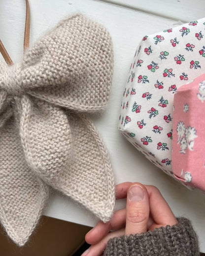 December Bow | bezaubernde Schleife aus Sunday von Sandnes Garn