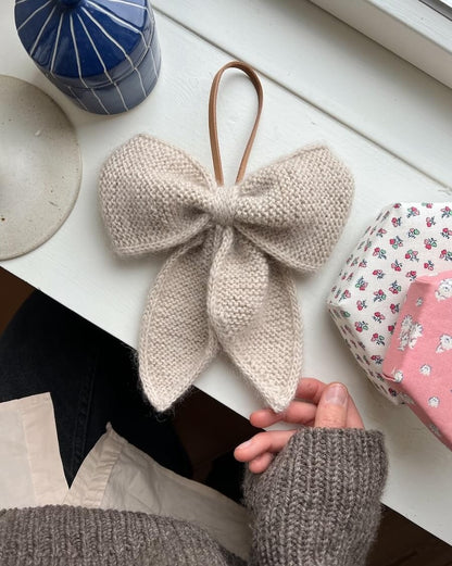 December Bow | bezaubernde Schleife aus Sunday von Sandnes Garn