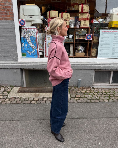 Linea Sweater | warmer Rollkragen und feine Kontrastlinien aus Atlas von Sandnes Garn